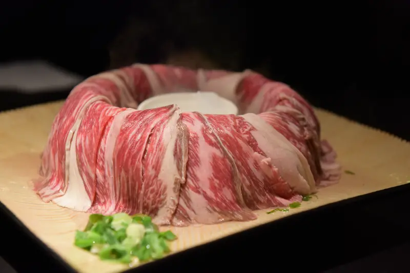 【食-新竹東區】美侯王石頭麻辣火鍋-新竹殿★火焰炙燒肉☆和菓山仙境牛★手工現做蛋餃☆有海味的沙茶醬