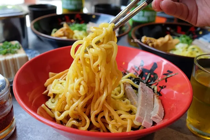 來自日本「沒有湯的拉麵」！開幕首日狂等2小時，就連藝人明星也瘋狂！