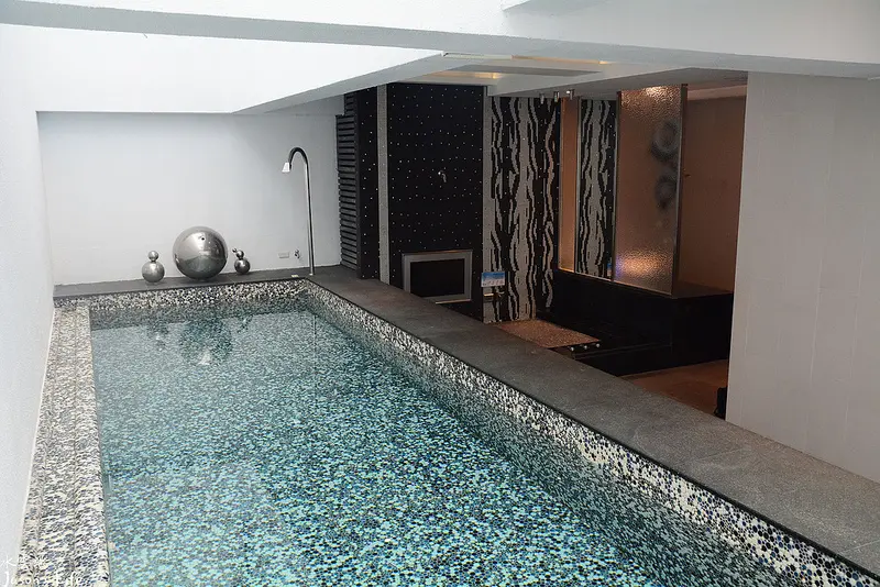 【台中西屯│住宿】生日派對的好地方，歡唱KTV、私人游泳池、SPA，大人小孩都玩得盡興。水雲端旗艦概念旅館