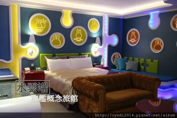 【台中西屯】水雲端旗艦概念旅館 大空間車庫房 大按摩浴缸跟房間 還有大電視可以看影片 