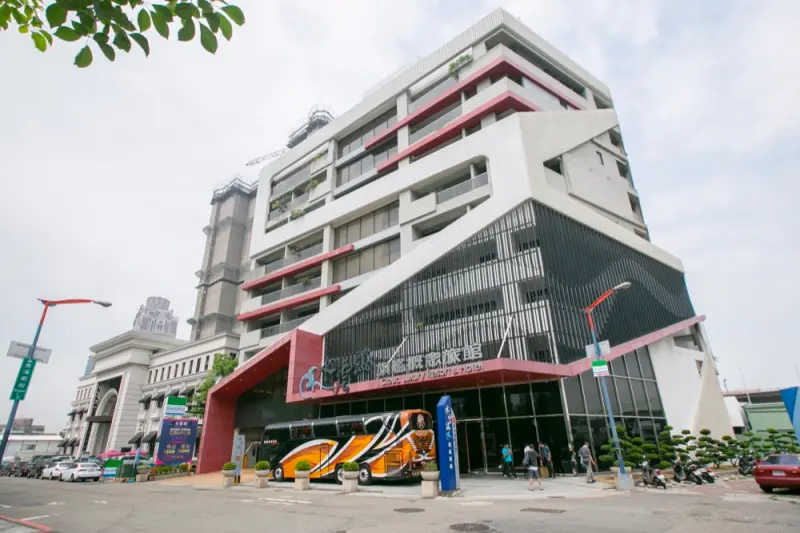 台中住宿推薦 水雲端旗艦概念旅館｜交通便利，商務人士入住首選，早餐、宵夜應有盡有！ · 算命的說我很愛吃