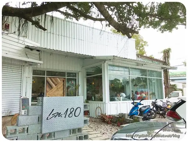 濱江街。cafe。「LN.180」-在白色小屋內看飛機喝咖啡！超美的環境有好多植栽跟乾燥花！