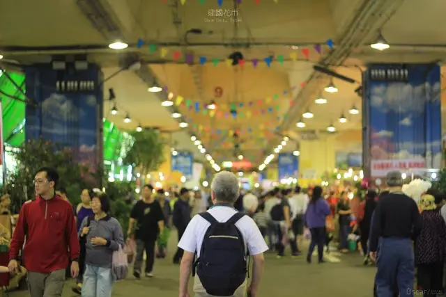 台北。大安。高架橋下假日限定的花花世界 / 建國假日花市