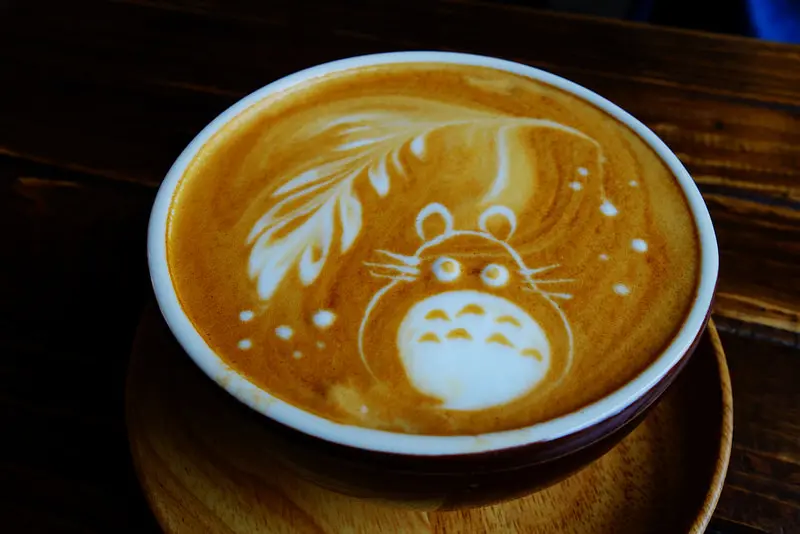 【台灣，桃園，中壢區】舊家樓下的咖啡館，雷爾森咖啡；自家烘培咖啡跟手工自製甜點都好棒，還有超療癒的龍貓拿鐵。
