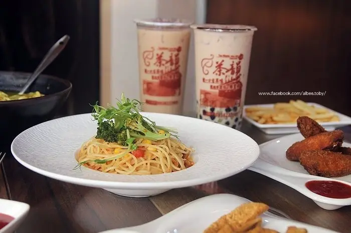 台南 永康區 平價料理，百元鍋物，義大利麵85元，飲品選擇也不少。又是一個聊天吃美食的好地方啊！義大利麵｜鍋物｜炸物｜飲品。『茶韻私房食舖』