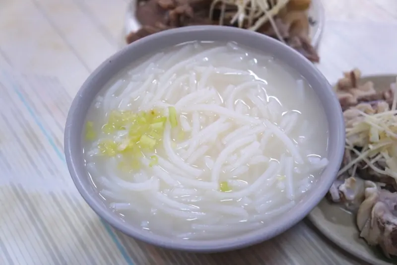 虎林街市場裏的超人氣米粉湯 小菜新鮮就是好吃-永春市場米粉湯@捷運永春站@松山路