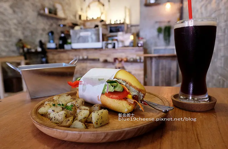 【台中西區】La Lumière Δ 路 靡也-店狗.手作木製家具.歡迎客人帶寵物.向上市場裡.立全中西診所旁