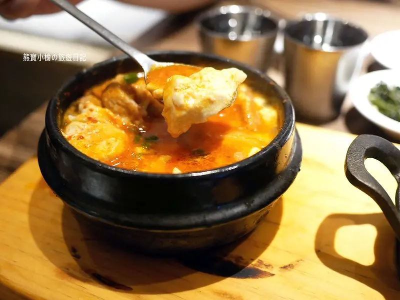 【台中美食】北村豆腐家(台中中友店)，泡菜海鮮嫩豆腐超好吃，還有五種韓式小菜吃到飽！用餐就送韓式草莓、香蕉霜淇淋一隻。中友百貨美食餐廳、台中嫩豆腐鍋推薦、台中必吃韓國料理。