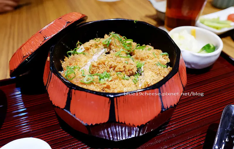 【台中西屯】MAiSEN邁泉豬排-日本第一名とんかつまい泉進軍台中.號稱全東京最好吃的炸豬排.創新三吃.用筷子就可夾斷的傳奇豬排.腰內豬排口袋三明治.豬排套餐三部曲.台中新光三越10F