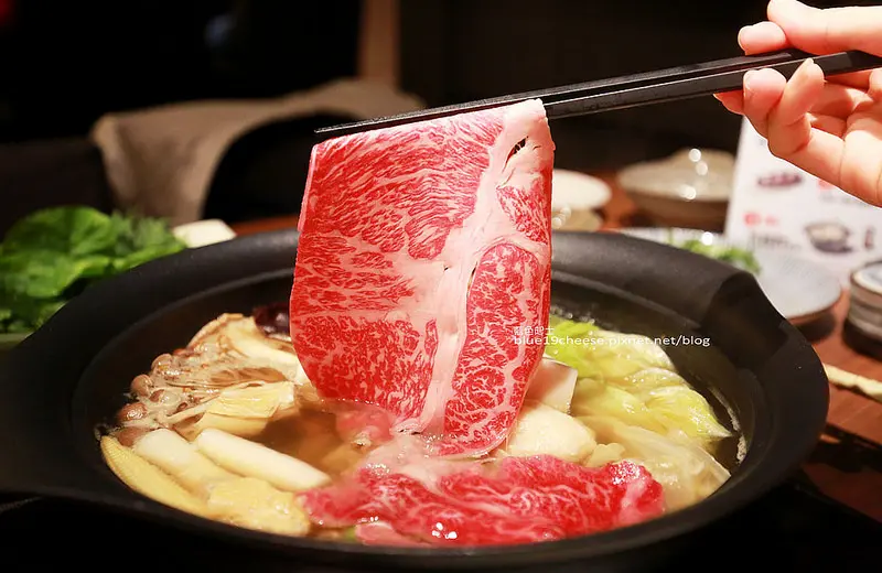 【台中西屯】黑毛屋台中中港店-澳洲和牛鍋物專門店.循日本傳統高湯製法.首度推出多人共鍋的用餐服務.大滿足海陸套餐4人份.6人份.乾杯集團.台中新光三越9F