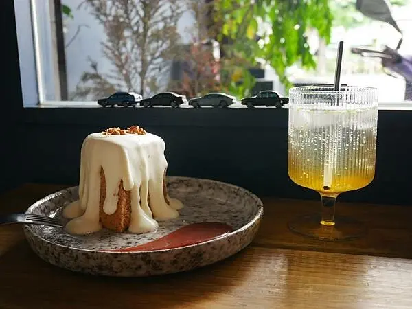 【新莊/美食】新莊超反差咖啡廳！在修車廠裡喝咖啡吃甜食！超有水準之甜點必吃！日豐企業社