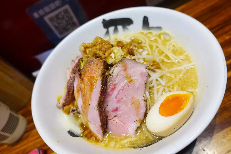 (胖樺食記)捷運信義安和站推薦必吃美食「鶏二拉麺」/排隊店/我心目中台北市CP值最高拉麵/NT.149小小雞/巨無霸雞白湯蒜香拉麵/下午有限定口味