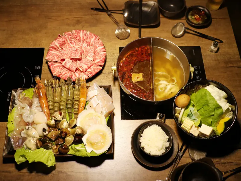 台北內湖火鍋→超霸氣的航空母艦海鮮盤VS高檔AA9+和牛牛小排、菜盤可以續，CP值爆表~BY金鍋盃小火鍋內湖店