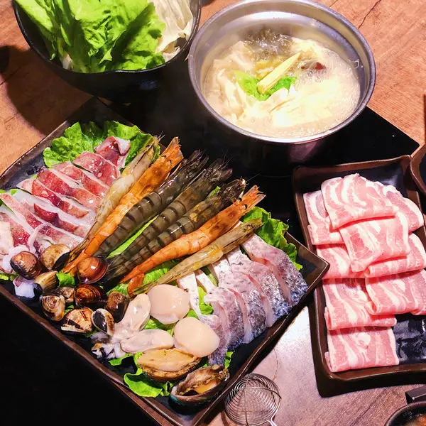 [台北火鍋]  內湖港墘 金鍋盃小火鍋～50元好划算加價購肉品 大蛤蜊 痛風霸氣航空母艦海鮮盤 A9和牛/SRF極黑和豬/海鮮/生干貝/大牡蠣/天使紅蝦/草蝦王/鮑魚/大扇貝/透抽/鱸魚