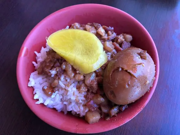 新竹美食魯肉飯》阿富魯肉飯菜單價位大公開！在地人最愛的超透爛魯肉飯~推薦魯肉飯、肉羹湯、筍絲。