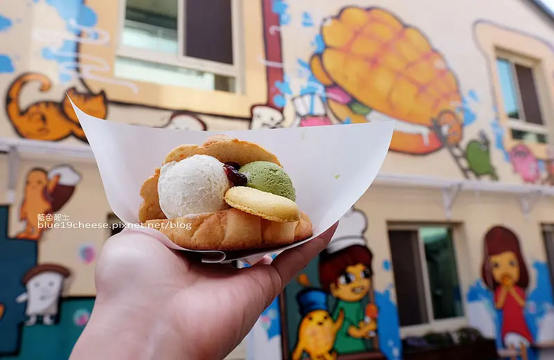 【台中西區】柳川や-使用日本星野酵母.鳥越製粉.義式菠蘿麵包專門店.鹽甜可頌.蔥麵包.吐司.還有一整面可愛童趣的麵包彩繪牆.柳川旁.台中文學館旁巷弄內.第五市場美食商圈.入口處臻佶祥印社及平和社區發展