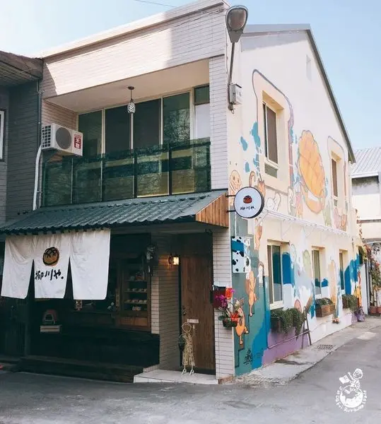 【台中西區。美食】柳川や // 日式手作麵包店，麵包彩繪牆，instagram人手一個冰淇淋菠蘿，鄰近台中文學館