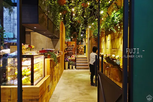 FUJI FLOWER CAFE-鮮花咖啡店 免費花圈提供拍照 台北外拍新店家
