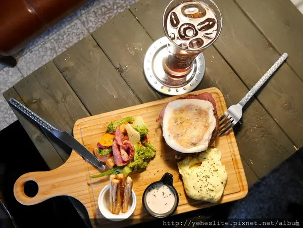 隱幽在亙古的東門城旁巷內，植披滿佈在老味道的城東合作社