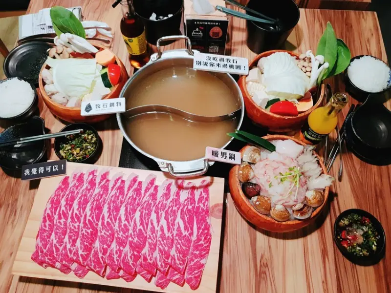 【桃園火鍋推薦牧石鍋物】沒吃過牧石 就別說來過桃園!蝦海鮮火鍋深得我心 暖男鍋免剝殼蝦太鮮太嫩拉!!無骨牛小排也好嫩嫩 ♥食尚期貨小咪推薦桃園好吃海鮮火鍋店
