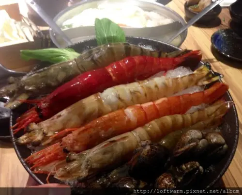 桃園牧石鍋物-彩虹般華麗的蝦海鮮火鍋 松阪豬肉火鍋