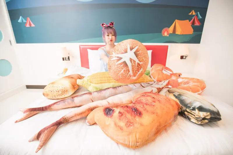 [桃園市]桃園住宿推薦，情侶閨蜜入住玩到瘋，烤肉風特色房型IG超熱門！還有囍房包套專案唷！國道二號精品商旅 - 大手牽小手。玩樂趣