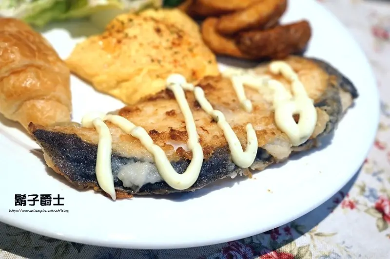 捷運三重國小站【三重 美式】 ✿ 鬍子爵士 ✿ 讓人宛如走進夢幻童話故事裡... 歐義料理 / 咖啡下午茶 / 漢堡 / 班尼迪克 / 義大利麵 推薦 （菜單 / 價目表）