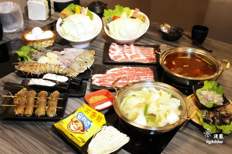 [ 民權西路站美食 ] 淺藍 × 御品皇麻辣鴛鴦鍋～手掌大的小捲與明蝦，還有好吃燒烤與麻辣燙