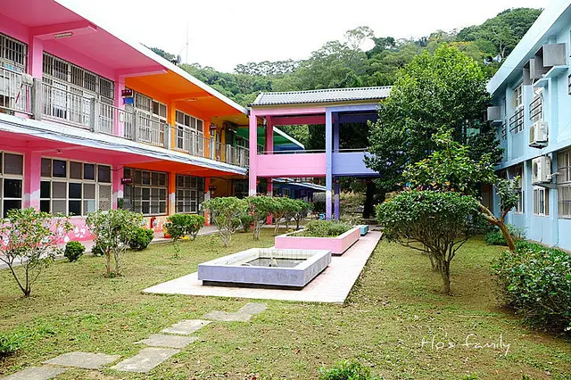 [新竹親子景點]療癒系彩虹特色小學！繽紛彩色教室、大型創意遊具X多元攀爬架，玩樂挑戰體能小樂園～寶山國小