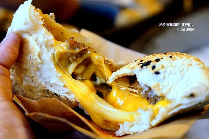 新竹必吃充滿碳香極盡邪惡爆汁又牽絲胡椒餅!! ✿ 丞祖胡椒餅北門店 ✿ 新竹胡椒餅 / 近新竹城隍廟美食 / 60年老店傳承 / 胡椒餅老店 / 中式下午茶點心 / 胡椒餅外送 / 中式點心得來速