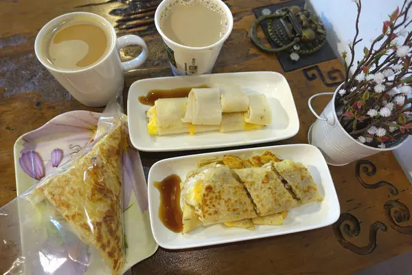 找餐房‧萬華區隱藏版早午餐~木造船屋裡的Q彈起司河粉和大份量鮪魚蛋餅好吃!!!