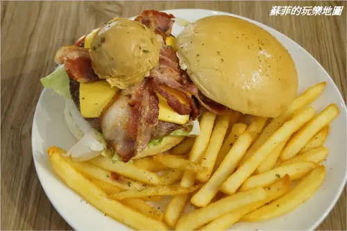 《新莊早午餐 》豐實Cafe & Brunch ~ 花生醬培根牛肉堡 菇菇歐姆蕾 新鮮食材現點現做好美味