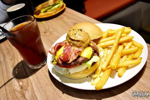 【新北。美食】 新莊 / 豐實 Cafe & Brunch，飽足感十足的美式漢堡，早午餐 / 義大利麵 / 燉飯 / 咖啡 / 輕食 / 下午茶，免費Wifi，提供插座，新莊高中對面的巷弄裡