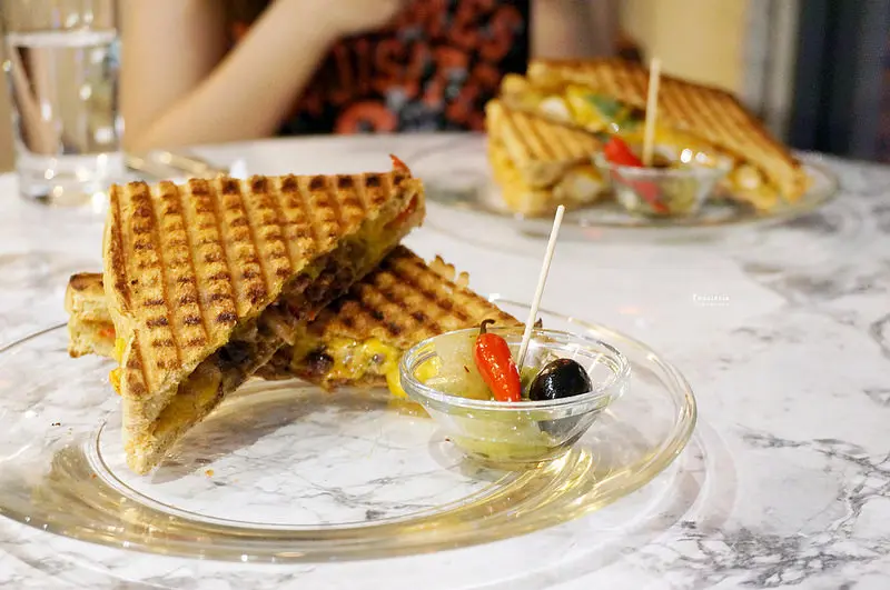 【東門】★Toasteria Cafe吐司利亞永康旗艦店★料多扎實的正統帕尼尼，酥脆麵包夾著烤切達起司好誘人呀｜異國料理 永康街 早午餐 硬骨魚覓食中