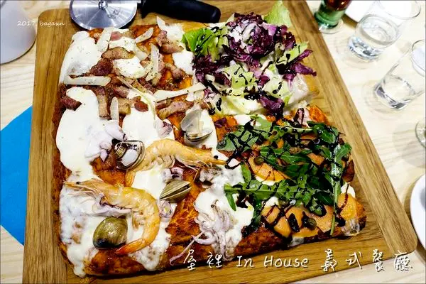 【台中西區】屋裡 In House 義式餐廳。特別的米蘭街邊鐵板披薩／用餐空間溫馨舒適