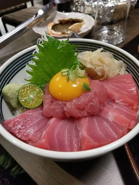 京丸水產 居酒屋-全台第一家24HR營業的居酒屋  新鮮海產活跳跳  日式的裝潢好吸引人              