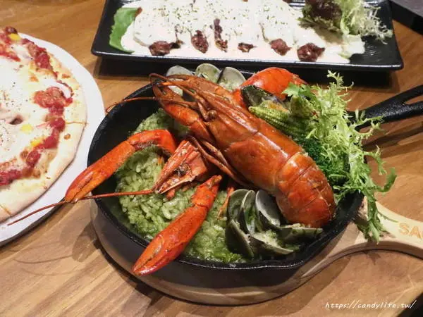 台中美食│薩克森 比利時餐酒館〃一整面啤酒牆結合漫威英雄系列，逢甲商圈餐酒館推薦～        
      