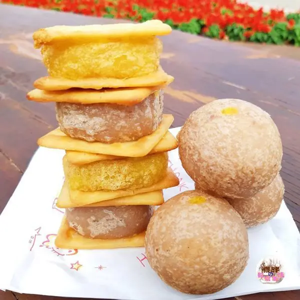 【桃園】中壢SOGO百貨附近銅板美食點心傅伯伯脆皮地瓜芋頭酥、鬆軟香甜、爆漿金沙如瀑布在嘴裡好燙口。