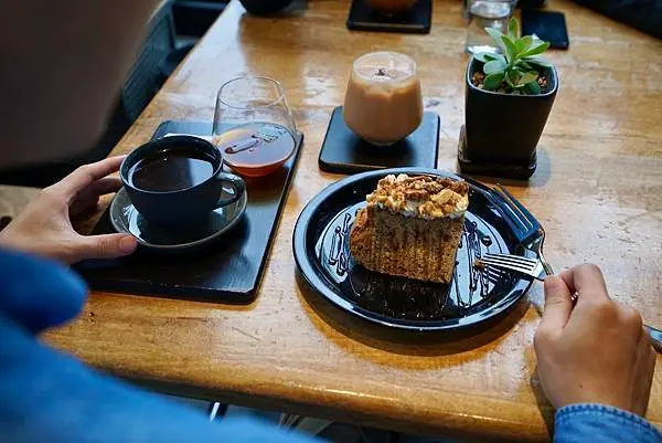 黑宅 Black House - 廣闊田園視野，高品質單品咖啡，美味戚風蛋糕，宜蘭頭城咖啡廳推薦