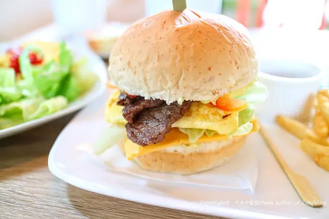 【宜蘭早餐】巴黎塔早午餐｜必點牛小排漢堡、雞腿排CP值高