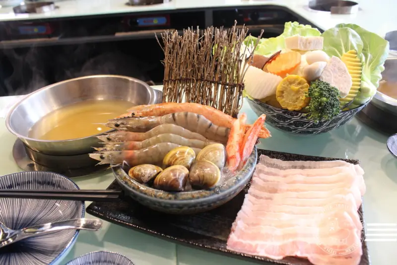 台中 南屯區。玖陶軒-型男老闆的日式火鍋店|蔬果清爽湯底美味負擔少