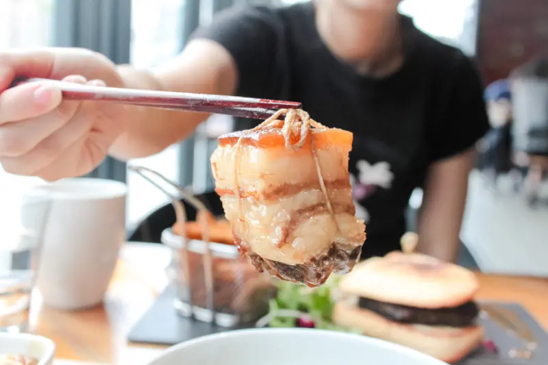 [台北美食] 阿達阿永R.E.C. CAFE內湖店。佇立在內湖一隅的超人氣玻璃貨櫃屋，簡單的菜色不簡單的口味 // 內湖