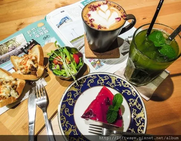 新竹南寮咖啡甜點店推薦 明日咖啡館 tomorrow cafe 休假聊天聚會的推薦去處~洛神生乳酪蛋糕 麻婆豆腐小杯子吐司 熱玫瑰拿鐵(附菜單)!!