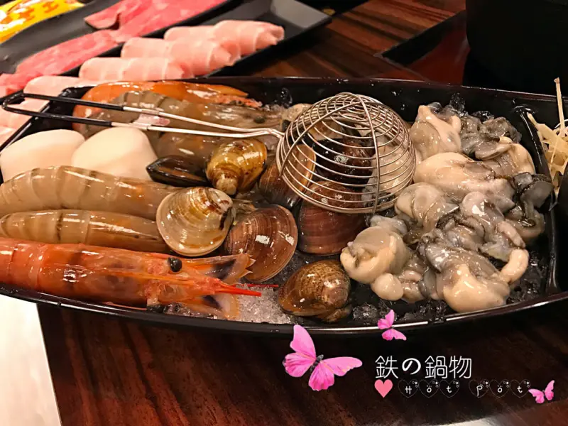 食記►桃園中壢┃鉄の鍋物┃內壢高CP值火鍋，鑄鐵鍋火鍋看這邊！天使紅蝦比半張臉大，海鮮尚青肉類優質