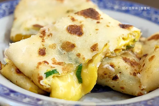 《三重♥食記》榮の古早味。藏在傳統菜市場內的隱藏版早餐，夾了半融起司手工蛋餅超好吃！(三重國小站)