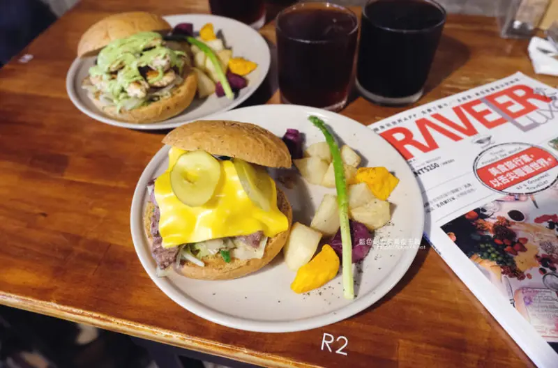 彰化美食│AGA Burger-彰化推薦好吃漢堡，嚴選食材用心料理搭配，手工漢堡搭熱炒青菜，溫沙拉也推 - 藍色起士的美食主義