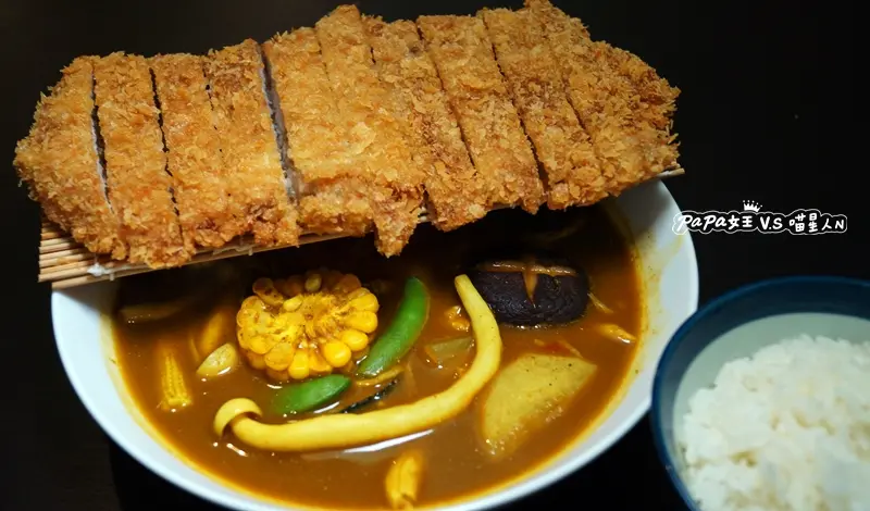 美人朵朵 湯咖哩 超級厚切炸豬排比我臉還大！精選有機薑黃特製湯咖哩 登場囉..點餐享6折，必點推薦，美麗的綠寶石膠原飲品太好喝　＠papa女王