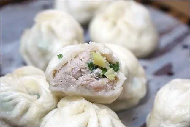 《捷運板南線美食/江子翠站/小姑食記》皮薄餡多小籠包平價好滋味，野馬妹愛它勝過鼎泰豐！！