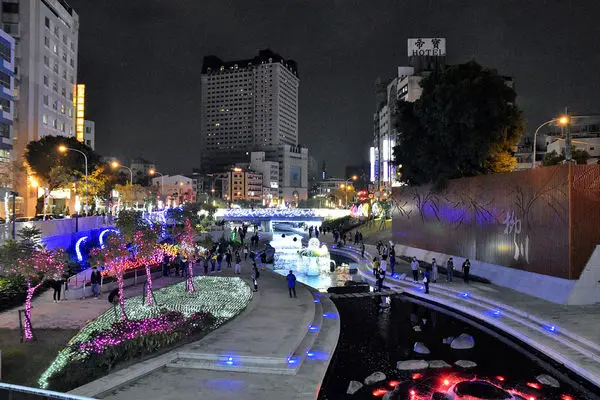 台中景點))柳川河岸光景藝術展 /水中耶誕樹/禮物盒/光之隧道