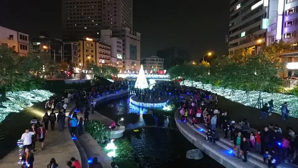 【台中聖誕網美打卡點】柳川藍帶水岸、勤美誠品、金典綠園道、台中新光三越、廣三SOGO、大魯閣新時代